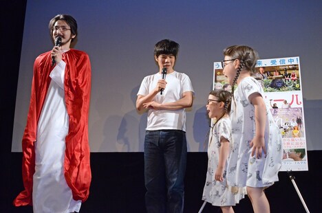 りんか＆あんな（右）と飛び跳ねる馬鹿よ貴方は・平井“ファラオ”光（左）。