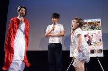 りんか＆あんな（右）と飛び跳ねる馬鹿よ貴方は・平井“ファラオ”光（左）。