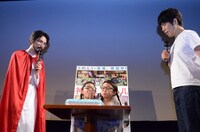 誕生日ケーキのロウソクを吹き消すりんか＆あんな（中央）。