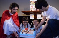 誕生日ケーキを持つ馬鹿よ貴方は。