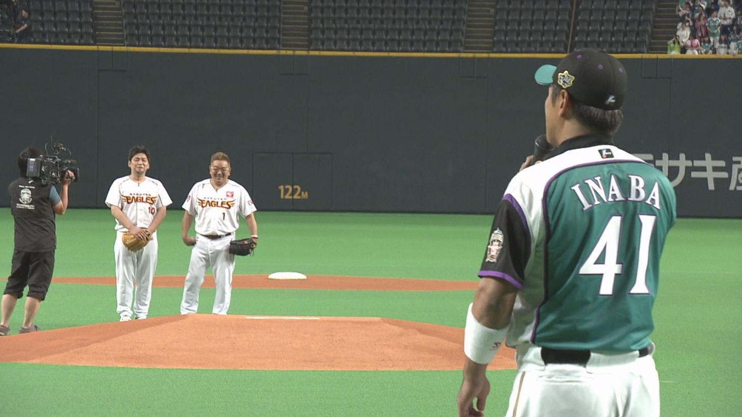 サンドウィッチマンと稲葉篤紀（右）。(c)STV