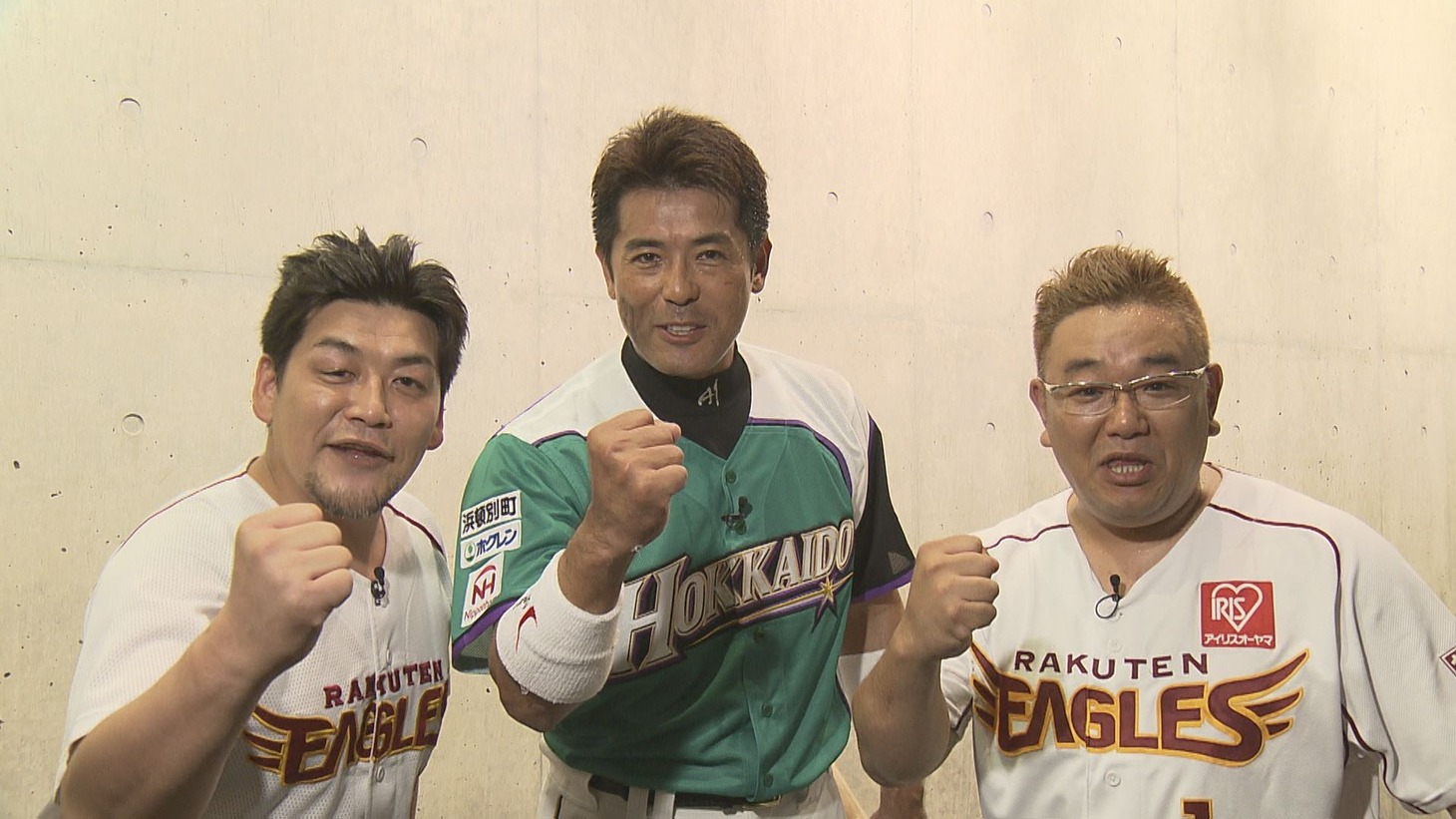 サンドウィッチマンと稲葉篤紀（中央）。(c)STV