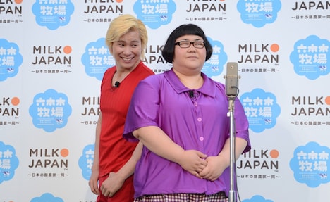 漫才を披露するメイプル超合金。