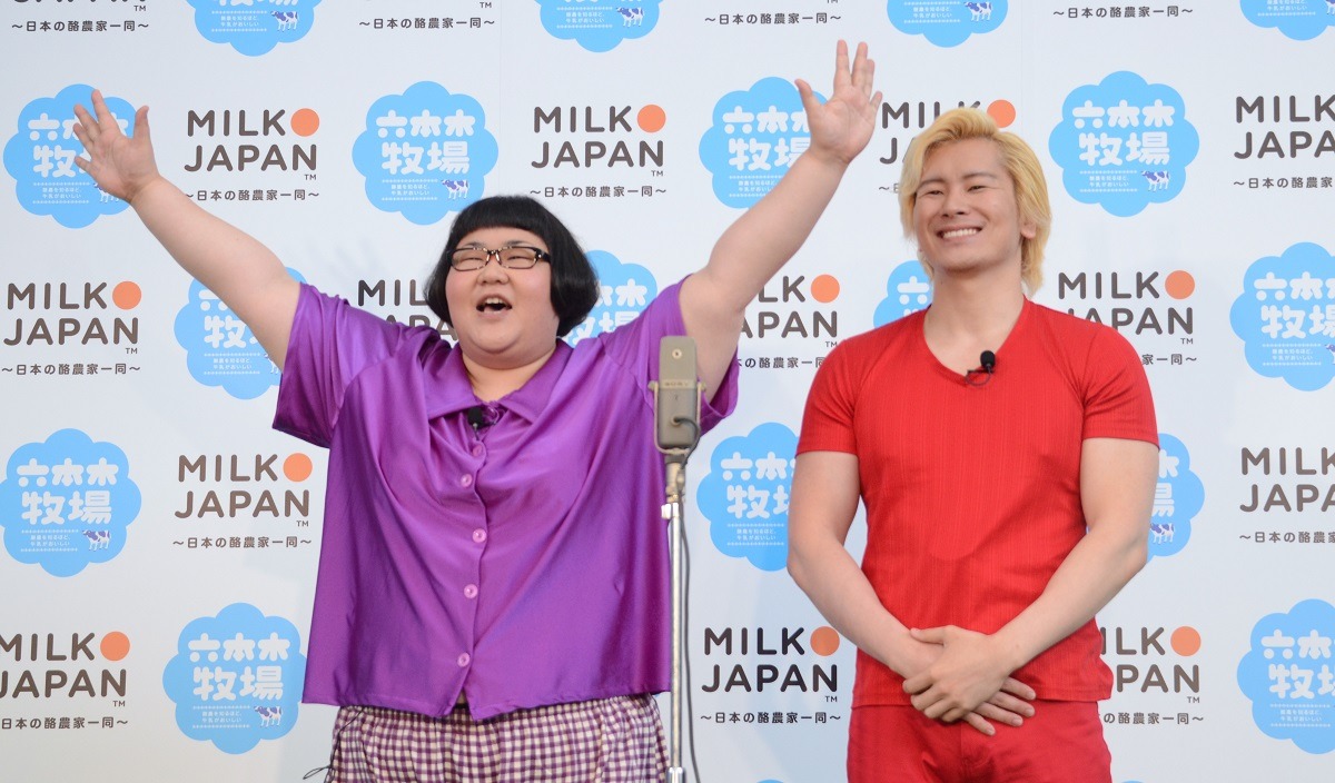 漫才を披露するメイプル超合金。