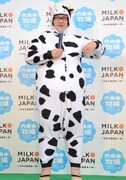 乳牛のコスチュームに着替えたメイプル超合金・安藤。