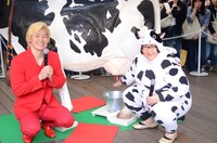 疑似搾乳体験に臨むメイプル超合金。