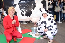 疑似搾乳体験に臨むメイプル超合金。