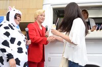 「メイプル“調合”金ミルク」を配るメイプル超合金。