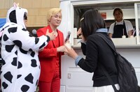 空中を舞う金粉をキャッチして食べたものの唇が金色になってしまったメイプル超合金カズレーザー（中央）。