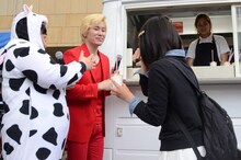 空中を舞う金粉をキャッチして食べたものの唇が金色になってしまったメイプル超合金カズレーザー（中央）。