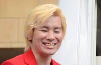 唇に金粉がついたメイプル超合金カズレーザー。