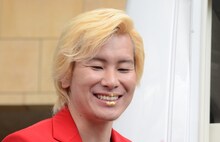 唇に金粉がついたメイプル超合金カズレーザー。