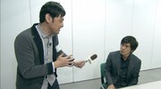 佐藤浩市にインタビューするシャンプーハットてつじ。(c)関西テレビ