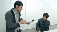 佐藤浩市にインタビューするシャンプーハットてつじ。(c)関西テレビ