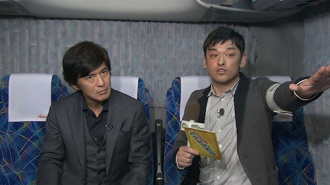 佐藤浩市にインタビューするシャンプーハットてつじ。(c)関西テレビ