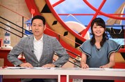 左から「マルコポロリ!」MCの東野幸治とアシスタントの竹崎由佳(関西テレビアナウンサー)。(c)関西テレビ