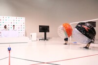バブルサッカーの実演の様子。