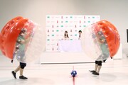 バブルサッカーの実演の様子。