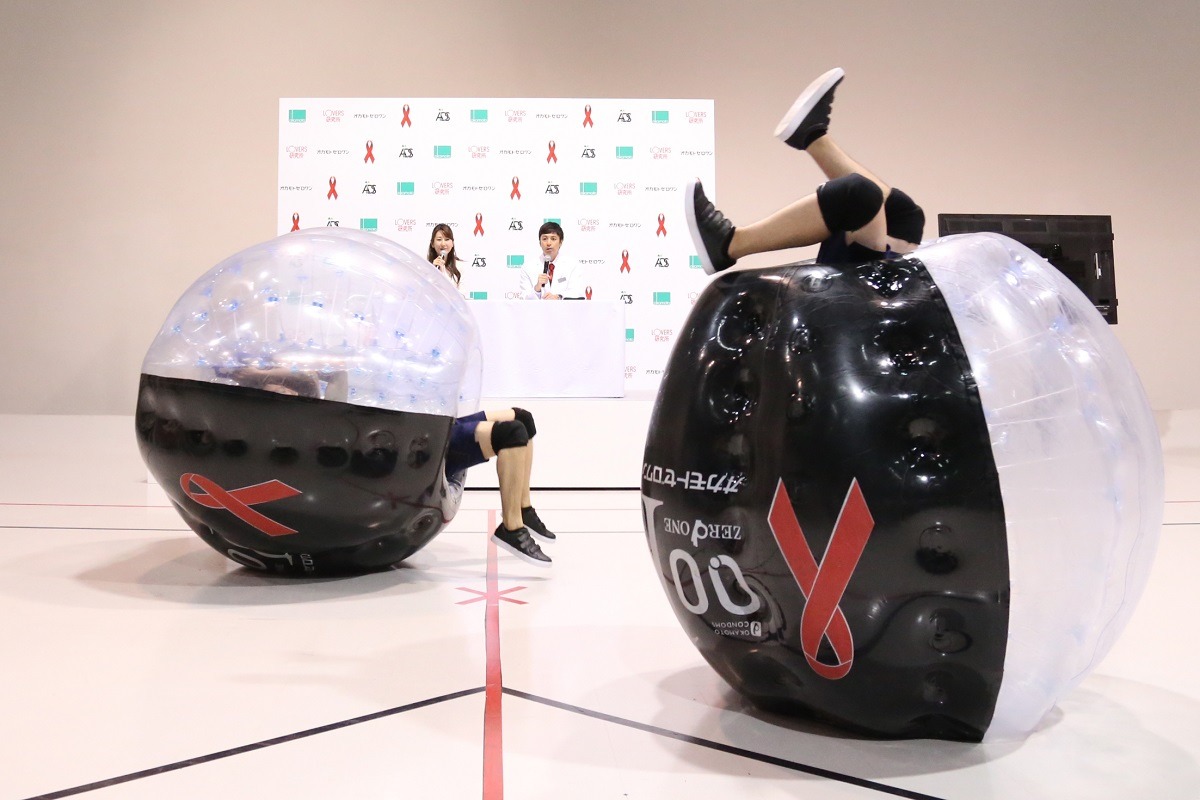 バブルサッカーの実演の様子。