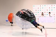 バブルサッカーの実演の様子。