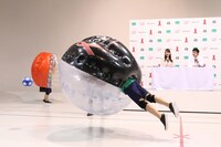 バブルサッカーの実演の様子。