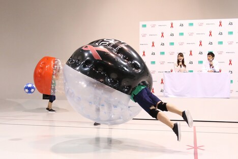 バブルサッカーの実演の様子。