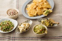 「油揚げクラッカー」とディップ（左上から肉味噌マヨ、かいわれ納豆、わさびクリームチーズ、アボカドめんたい、のりたま和え） / 写真：鈴木正美（Studio　Orange）