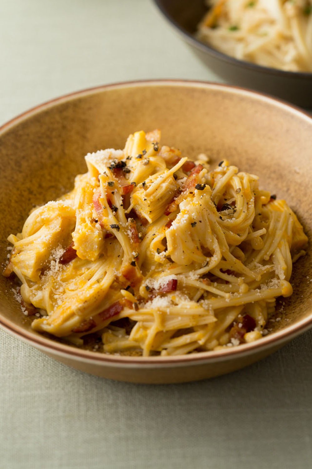 「えのきのなんちゃってパスタ カルボナーラ風」 / 写真：鈴木正美（Studio　Orange）