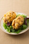 「タケノコごろごろメンチカツ」 / 写真：鈴木正美（Studio　Orange）
