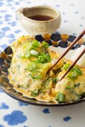 「ねぎまみれ納豆オムレツ」 / 写真：鈴木正美（Studio　Orange）