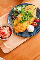 江上が表紙撮影時に作った「ねぎまみれ納豆オムレツ」と副菜の「ツナトマト」。 / 写真：鈴木正美（Studio　Orange）