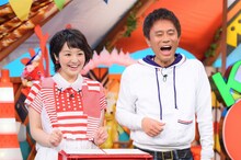 MCのダウンタウン浜田（右）と藤林温子（MBSアナウンサー）。(c)MBS