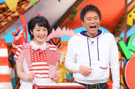 MCのダウンタウン浜田(右)と藤林温子(MBSアナウンサー)。(c)MBS