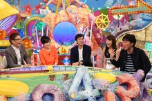 左から生瀬勝久、高島彩、チュートリアル徳井、岡副麻希、スピードワゴン小沢。(c)関西テレビ