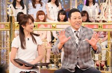 MCの東野幸治（右）と進行の川田裕美（左）。(c)日本テレビ