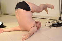 「誇張しすぎたアウトバーン」を披露するハリウッドザコシショウ。