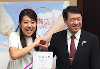 「にいがた婚活応援大使」に就任した横澤夏子と泉田裕彦知事。