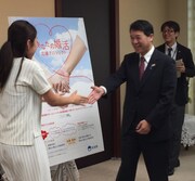 「にいがた婚活応援大使」任命式の様子。