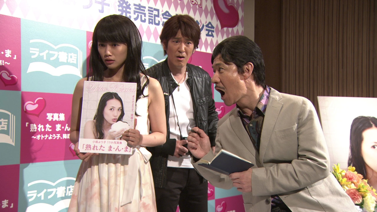 コント「囲み取材」でゲスニックマガジン社の記者・西条を演じる内村光良（右）。(c)NHK