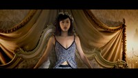 前田敦子「Selfish」MVのワンシーン。