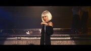 前田敦子「Selfish」MVのワンシーン。
