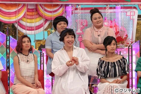 （手前左から）ラブリ、浜口京子、小島瑠璃子と、おかずクラブ（後列）。