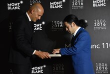 自身の名前が刻まれた万年筆を受け取るピース又吉（右）。