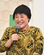 フォーリンラブ・バービー。会見にはカツラを被って登場。