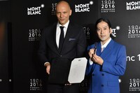 モンブランジャパンCEOのマキシム・アラール氏とピース又吉。