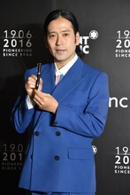 モンブランのブランドアンバサダーに就任したピース又吉。