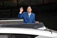 モンブランのロゴが入った船から顔を出し、手を振るピース又吉。