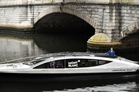 モンブランのロゴが入った船で日本橋川を回遊したピース又吉。