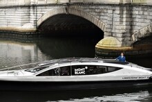 モンブランのロゴが入った船で日本橋川を回遊したピース又吉。