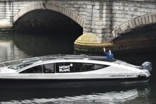 モンブランのロゴが入った船から顔を出し、手を振るピース又吉。